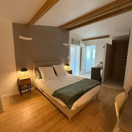 Indépendante Dans Maison