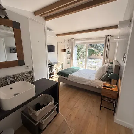 Indépendante Dans Maison Villeneuve-Loubet
